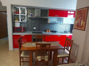 Apartemen Panorama | Dapur pribadi | Lemari es besar, microwave, oven, dan ketel listrik