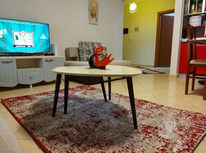 Panoramic-Apartment | Wohnbereich | Flachbildfernseher