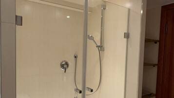 Haartrockner, Handtücher, Toilettenpapier