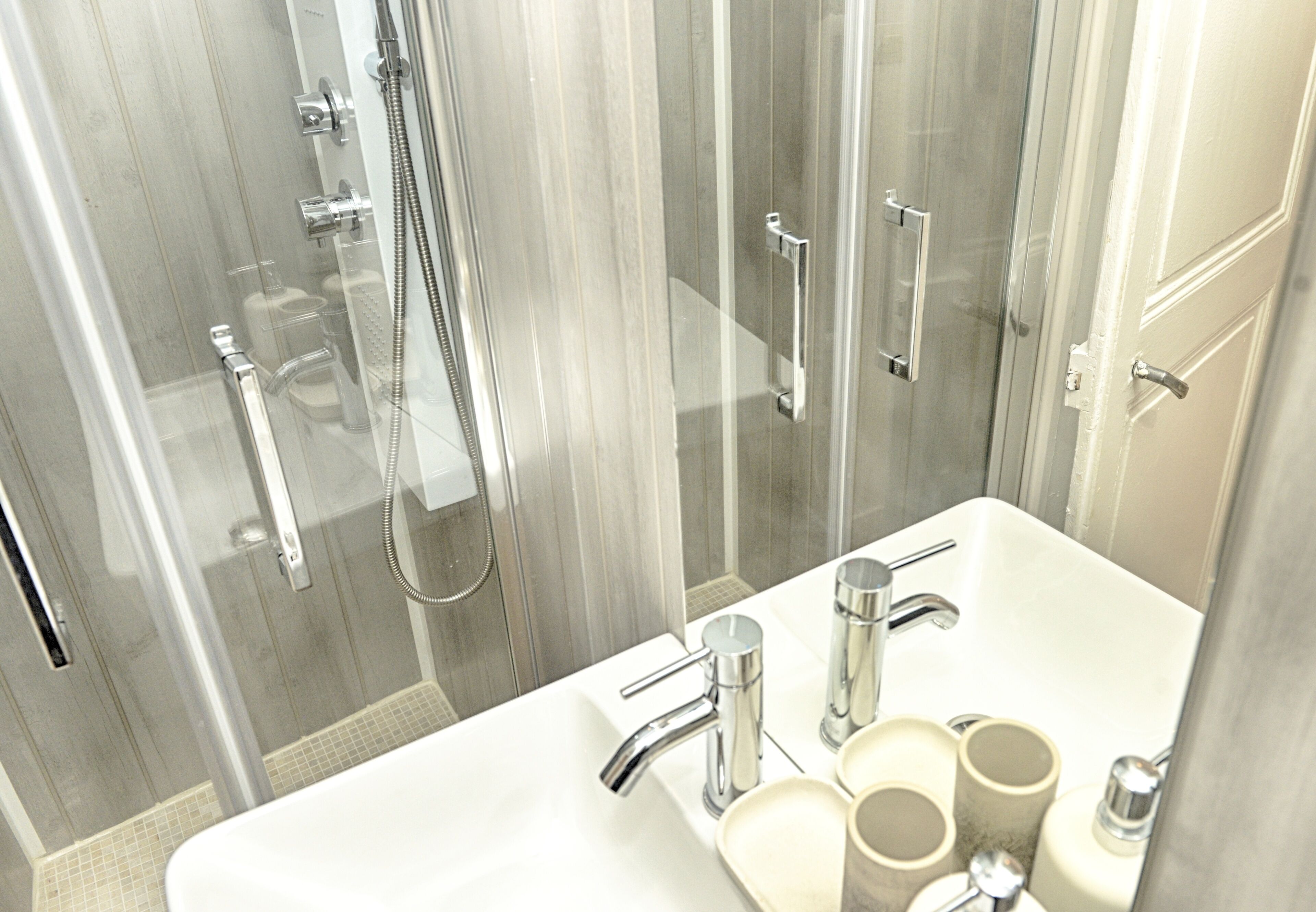 Ducha, toallas, jabón y champú