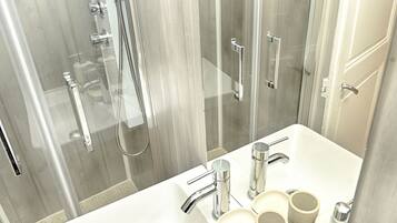 Ducha, toallas, jabón y champú