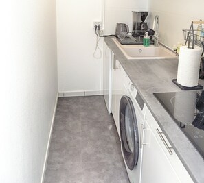 Frigorifero, microonde, piano cottura, macchina per tè/caffè