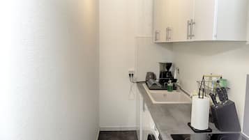 KylskÄp, mikrovÄgsugn, spishÀll och kaffe- och tebryggare