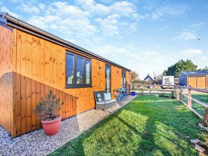 Terrace/patio - 2 bedroom accommodation in Sidlesham, near Chichester (Sidlesham, near Chichester)