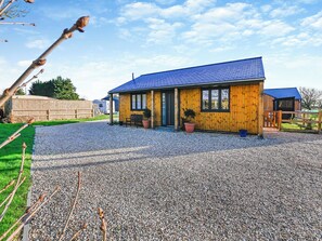 Exterior - 2 bedroom accommodation in Sidlesham, near Chichester (Sidlesham, near Chichester)