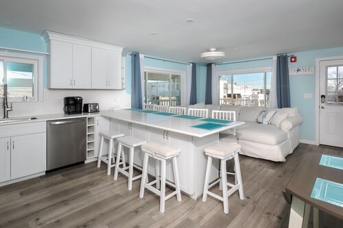 Short stroll to the beach! Newly renovated, 3 bedroom condo, wrap around porch