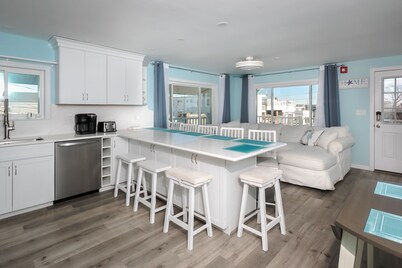 Short stroll to the beach! Newly renovated, 3 bedroom condo, wrap around porch