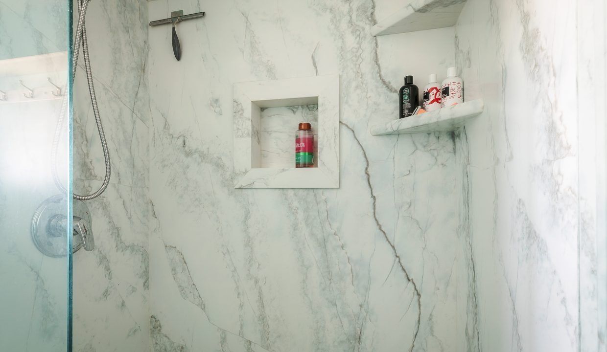 Regadera, jabón, papel de baño 