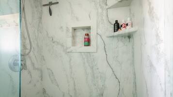 Regadera, jabón, papel de baño