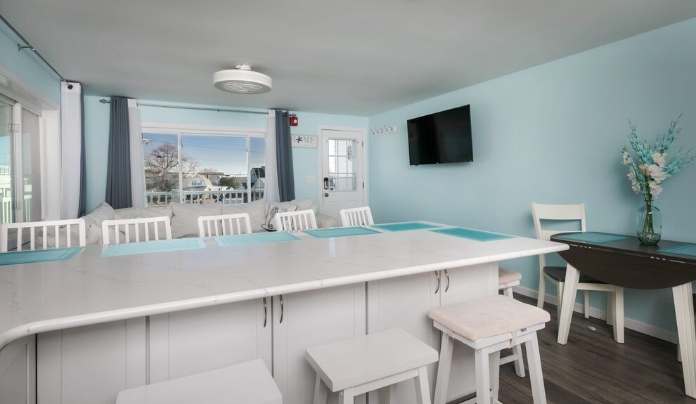Short Stroll To The Beach! Newly Renovated, 3 Bedroom Condo, Wrap Around Porch - Hampton Beach, NH