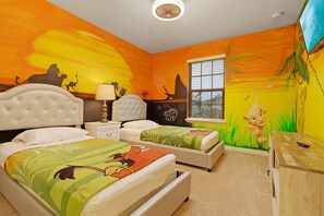 Un dormitorio con dos camas, una mesita de noche, una lámpara, un ventanal y un mural en la pared.