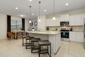 冰箱、微波炉、烤箱、炉灶