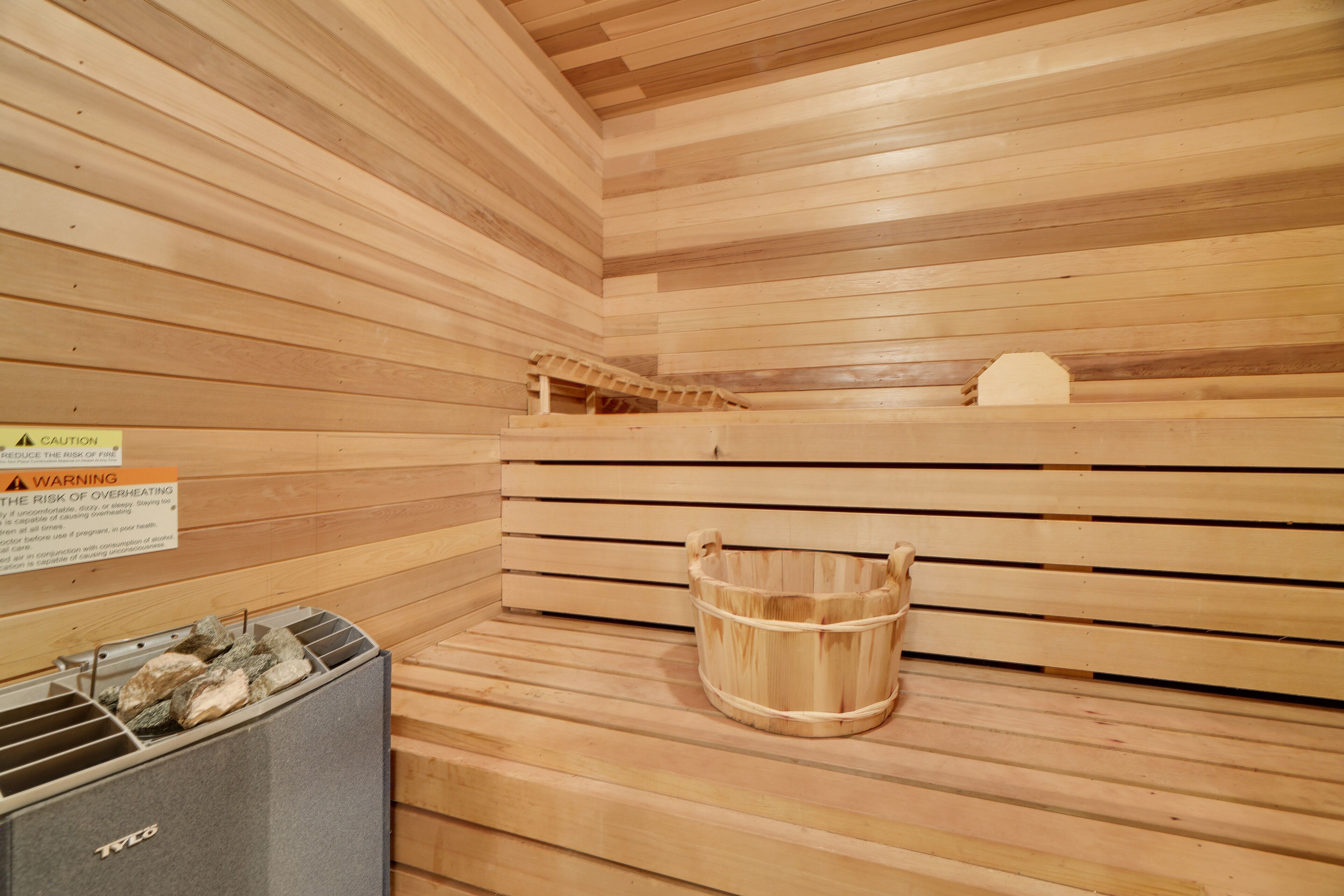 The Maxatawny Mansion with Sauna, Game Room, & Jacuzzi!
