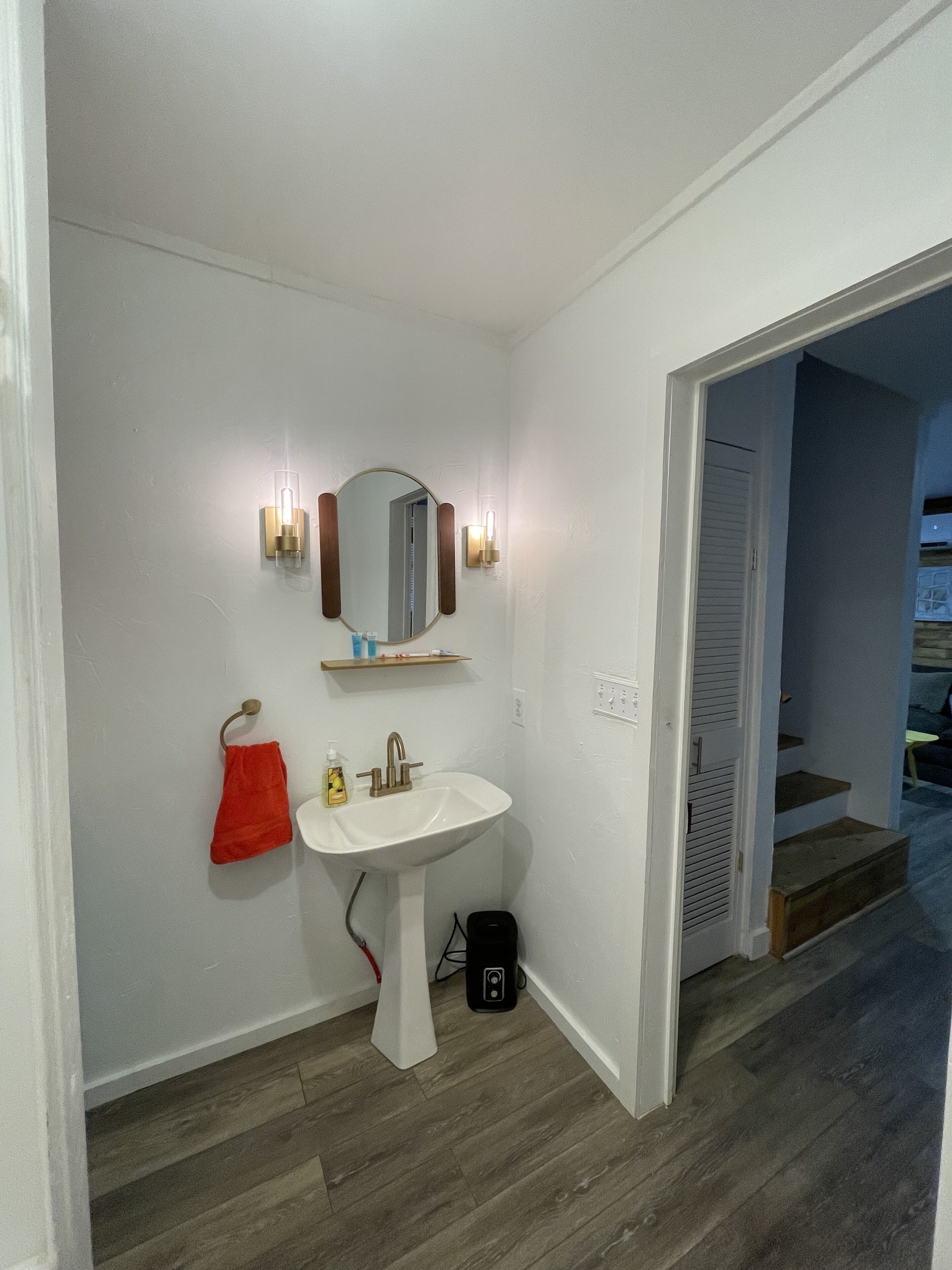 吹风机、毛巾、肥皂、卫生纸