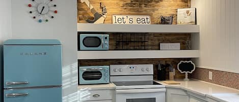 Microondas, horno, placa de cocina, utensilios de cocina
