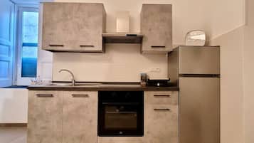 Fridge, oven, stovetop, coffee/tea maker