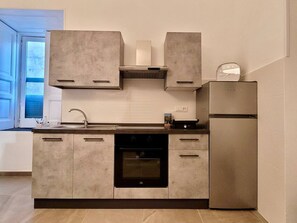 Frigorifero, forno, piano cottura, macchina per t�è/caffè