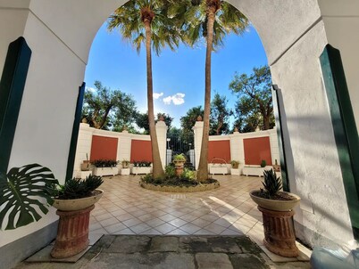 Donna Rebecca, apartment in fine building with garden