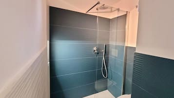 Douche, sĂšche-cheveux, bidet, serviettes fournies