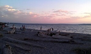 A beach with people and logs. - Spacious, stocked 1 BR Suite with Yard in Edmonds! (Edmonds)
