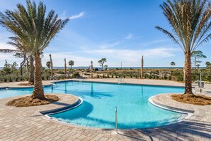 Utendørsbasseng og et oppvarmet basseng