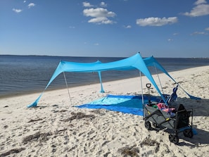 Plage à proximité, chaises longues, serviettes de plage