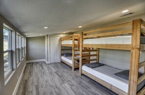 3 bedrooms, iron/ironing board, free WiFi, bed sheets