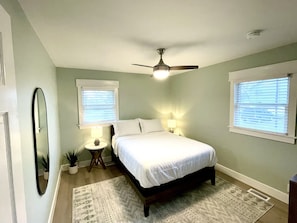 2 bedrooms, iron/ironing board, free WiFi, bed sheets - New: Romantic Winter Getaway w/Igloo (Oak Harbor)
