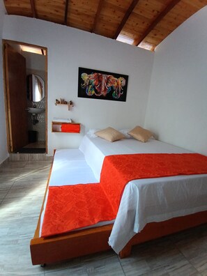 6 bedrooms, free WiFi, bed sheets