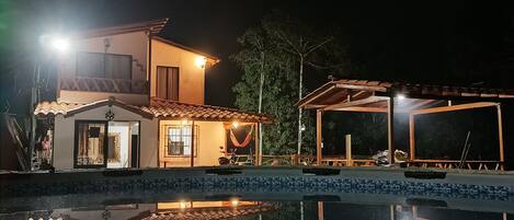 Una piscina al aire libre
