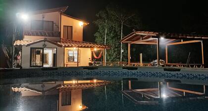 Casa con Piscina cerca a la hacienda Nápoles