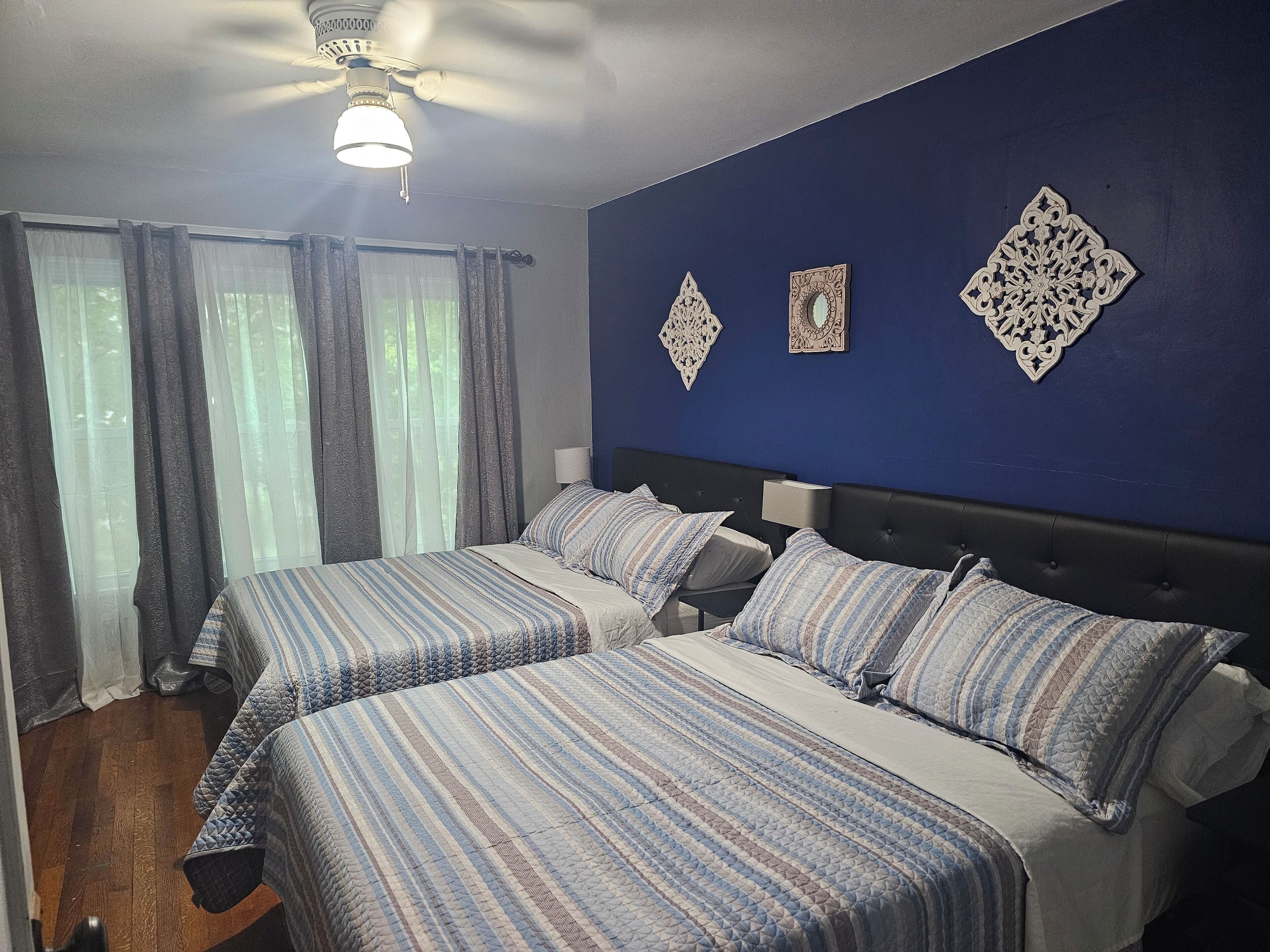 4 dormitoris, planxa i posts de planxar, wifi gratuïta i roba de llit 