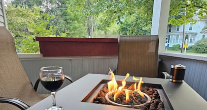 Cozy home close to Snowshoe resort and the Greenbrier bike trails! Dod friendly