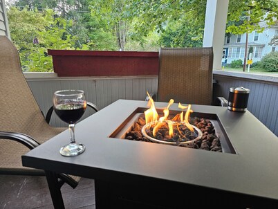 Walk to the Greenbrier bike trails and river! Close to Snowshoe! Dog friendly.
