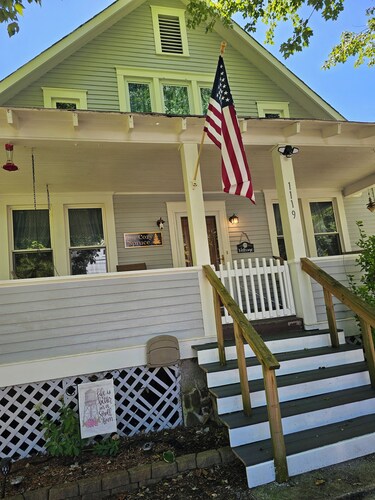 Walk to the Greenbrier bike trails and river! Close to Snowshoe! Dog friendly.