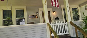 Walk to the Greenbrier bike trails and river! Close to Snowshoe! Dog friendly.