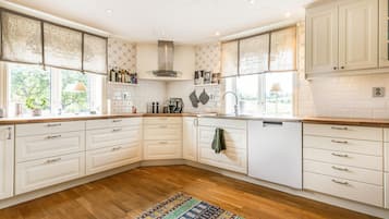 Coffee/tea maker, fridge, microwave, oven
