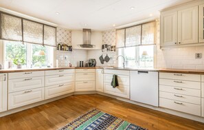 Fridge, oven, dishwasher, coffee/tea maker - Nice home in Vaggeryd with kitchen (Vaggeryd)