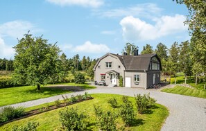 Exterior - Awesome home in Vaggeryd with ethernet internet (Vaggeryd)