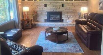 Cheerful 3 Bedroom Cottage with indoor fireplace!
