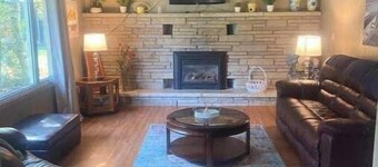 Cheerful 3 Bedroom Cottage with indoor fireplace!