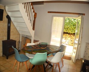 Dining - Le Gîte Asie Pour 4 Personnes à 6 Personnes (NEOULES)