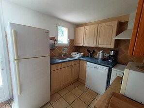 Microwave, oven, dishwasher, coffee/tea maker - Le Gîte Asie Pour 4 Personnes à 6 Personnes (NEOULES)