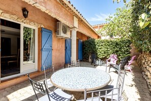 Outdoor dining - Le Gîte Asie Pour 4 Personnes à 6 Personnes (NEOULES)