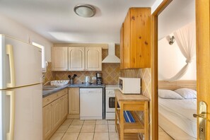 Een microgolfoven, een oven, een vaatwasser