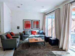 TV - Spacious Townhouse at Regal Oaks, near Old Town (Kissimmee)