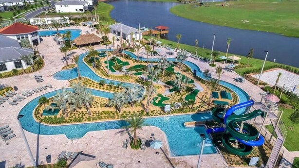 Un complexe hôtelier doté d’une grande piscine, d’un toboggan aquatique et d’un parcours de golf.