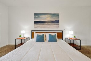 3 habitaciones, escritorio y tabla de planchar con plancha 