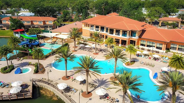 Et resort med en stor central pool, flere mindre pools og en vandrutsjebane.