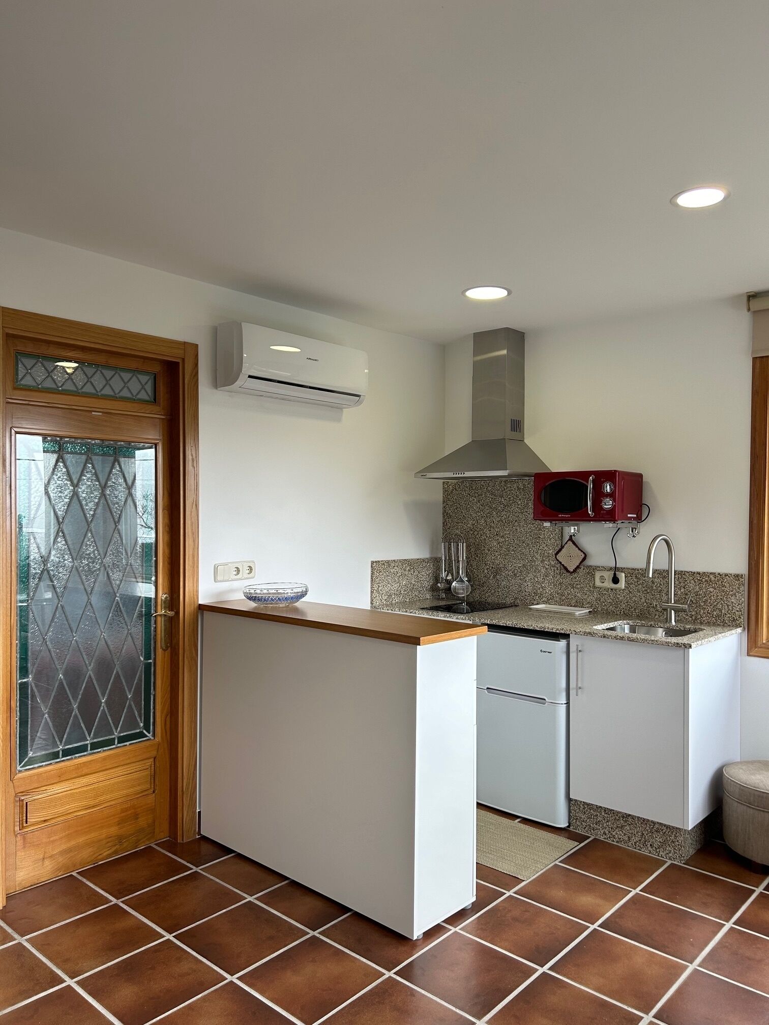 Jääkaappi, mikroaaltouuni, liesi, kahvin-/teenkeitin